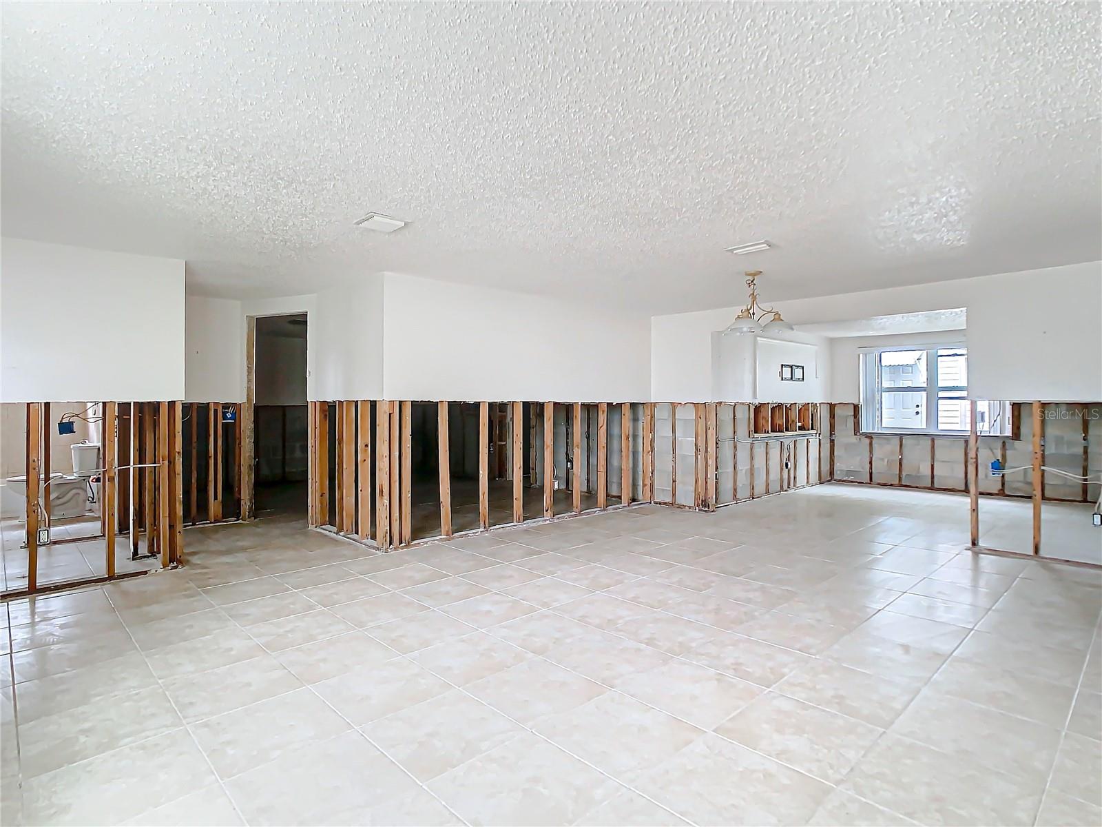 6221 SEABREEZE DRIVE