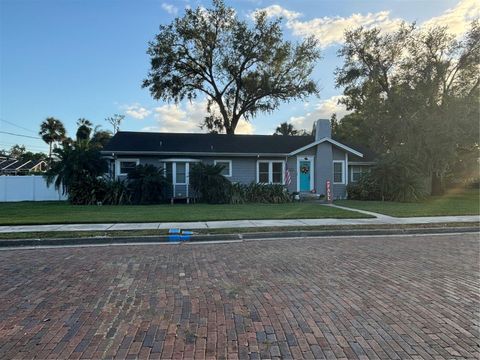 A home in PLANT CITY