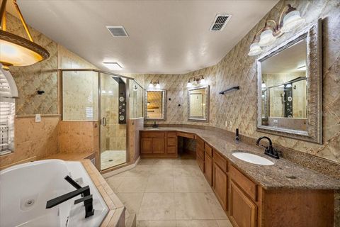 Tiny photo for 2420 SE 15th Street, Ocala, FL 34471 (MLS # OM719504)