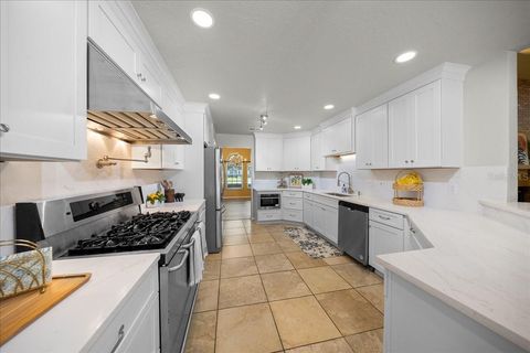 Tiny photo for 2420 SE 15th Street, Ocala, FL 34471 (MLS # OM719504)