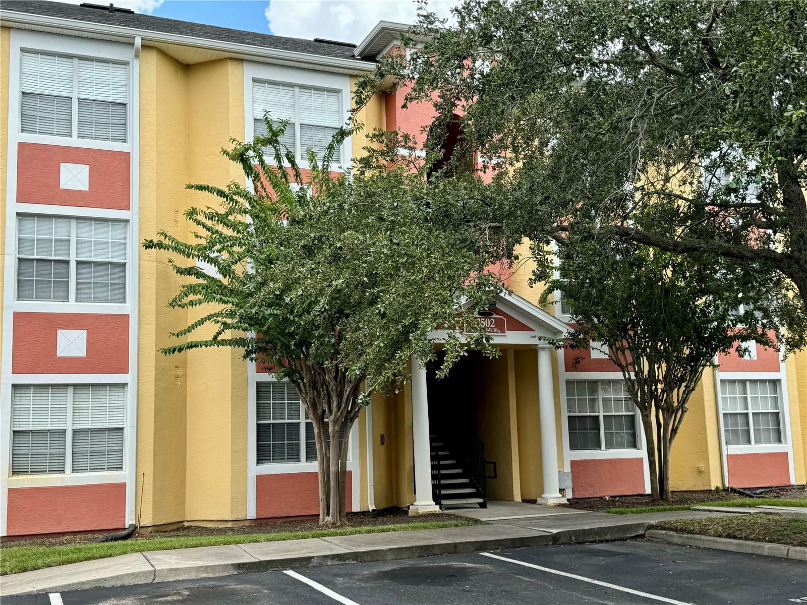 Beautifully renovated one-bedroom, one-bath condo with laminate floors in the desirable gated community of Palms Villa Residences, conveniently located on Central Florida Parkway near SeaWorld and The Florida Mall. This charming residence offers an inviting living space in an upscale setting, with easy access to shopping, dining, community center, fitness facilities, and more. Just minutes from theme parks and popular local attractions. An excellent opportunity you won’t want to miss!
