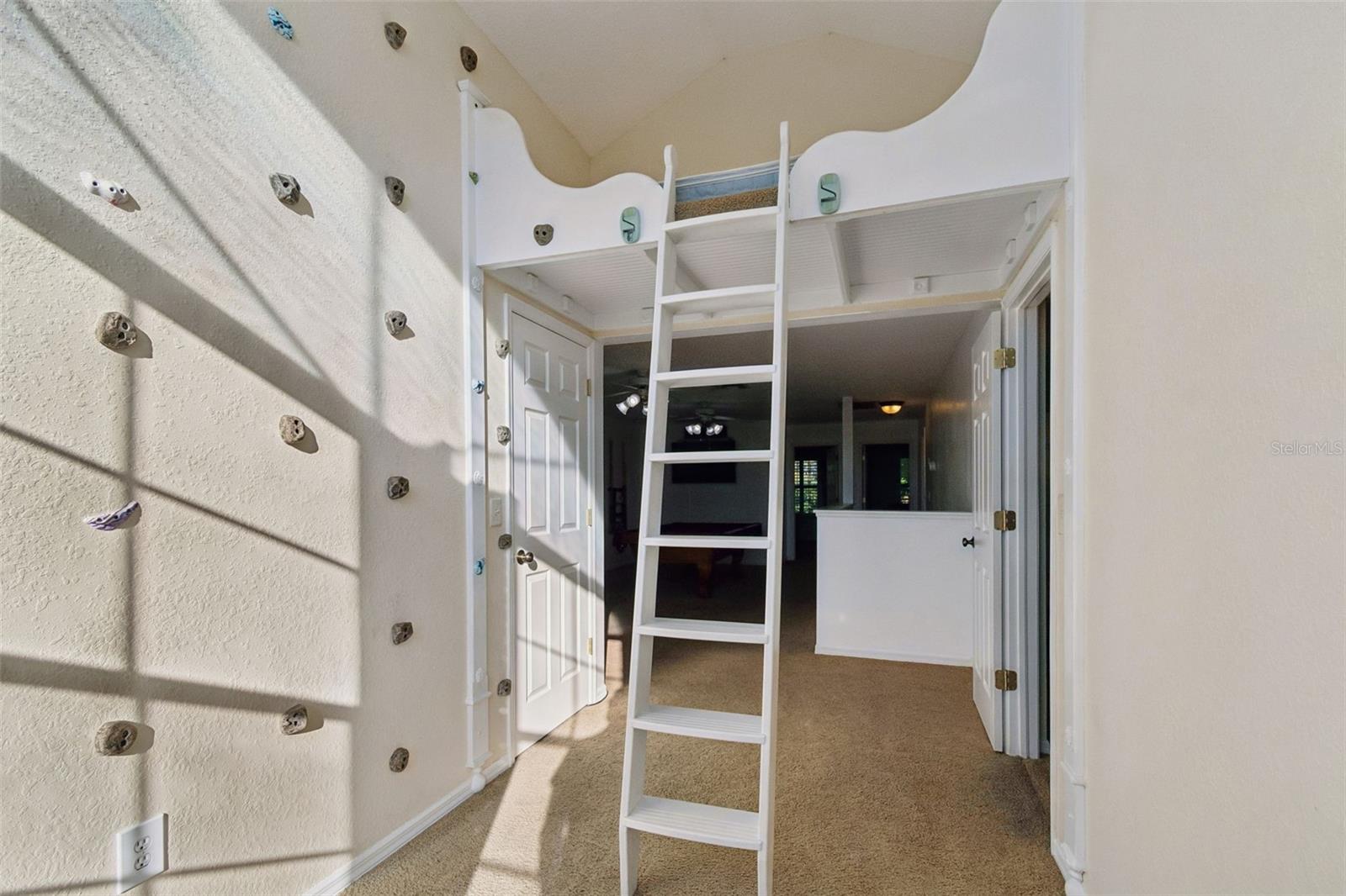 WESTCHESTER LAKE TWNHMS - Residential