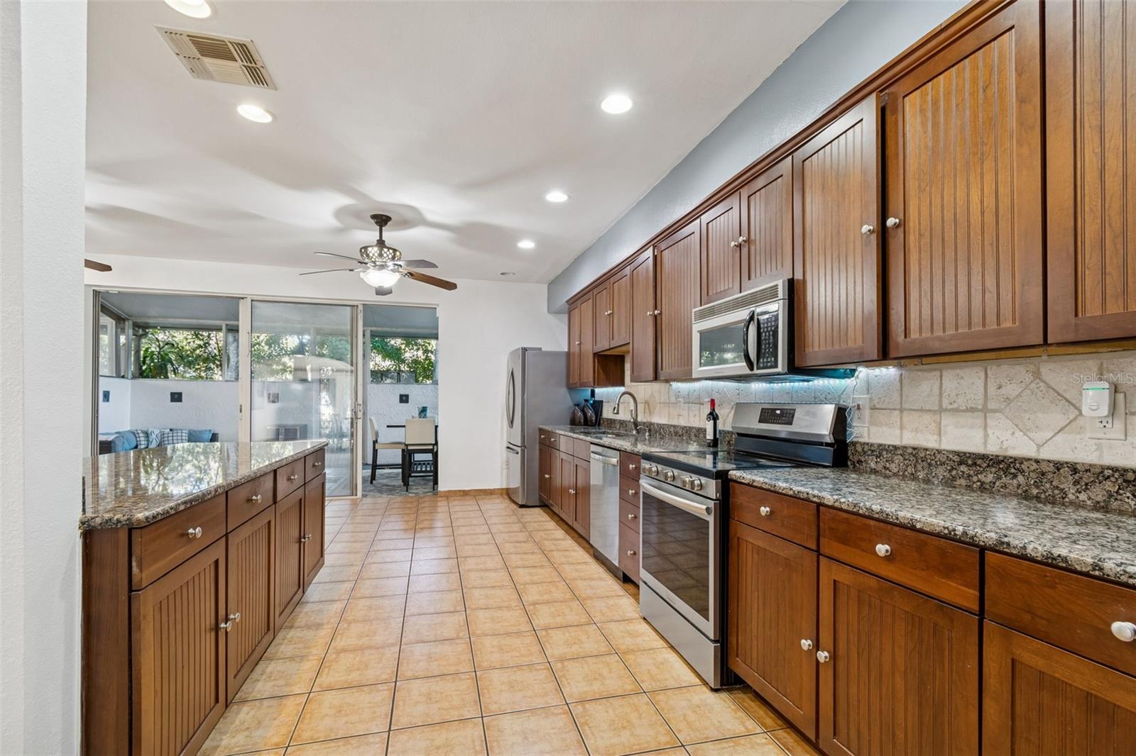 WESTCHESTER LAKE TWNHMS - Residential