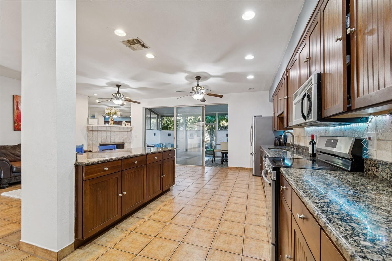 WESTCHESTER LAKE TWNHMS - Residential