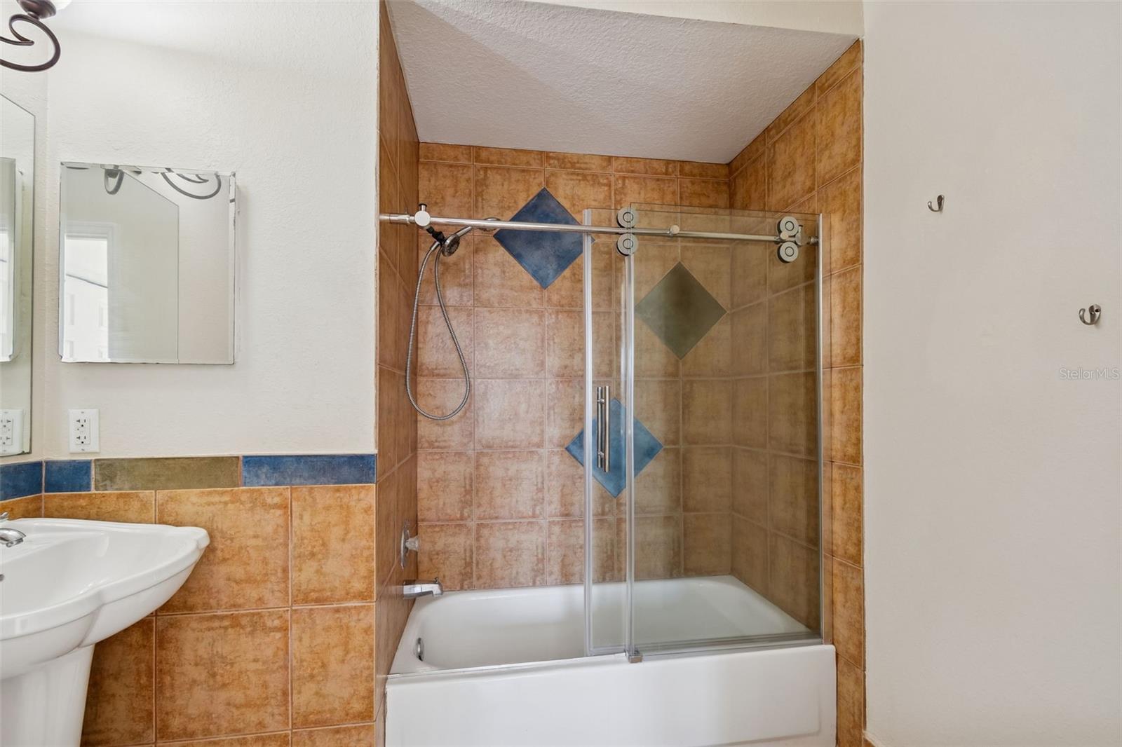 WESTCHESTER LAKE TWNHMS - Residential