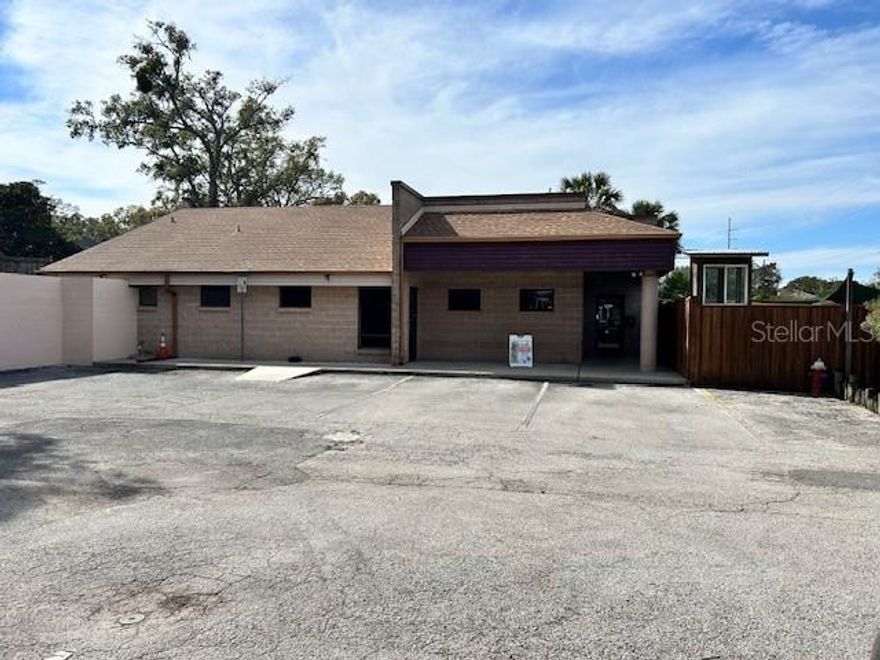 1+acre of prime commercial property of SR 436 (Semoran Blvd.) Currently a dog day care business but perfect for restaurant, veterinary office, micro-brewery or medical office. Property generates $500 a month for signage pole on property. Ample parking available. Heavy traffic flow area. Over 40,000 cars passing a day! Apopka is one of the fastest growing area in Central Florida.