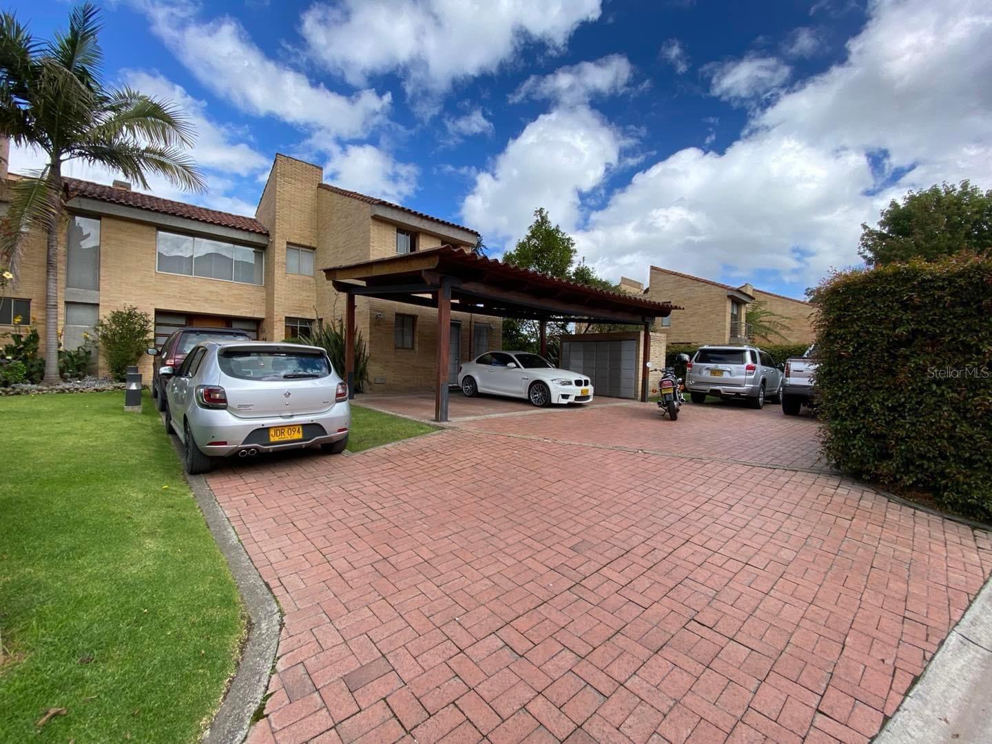 EL ALMENDRO RESIDENTIAL COMMUNITY (P.H.) - Residential