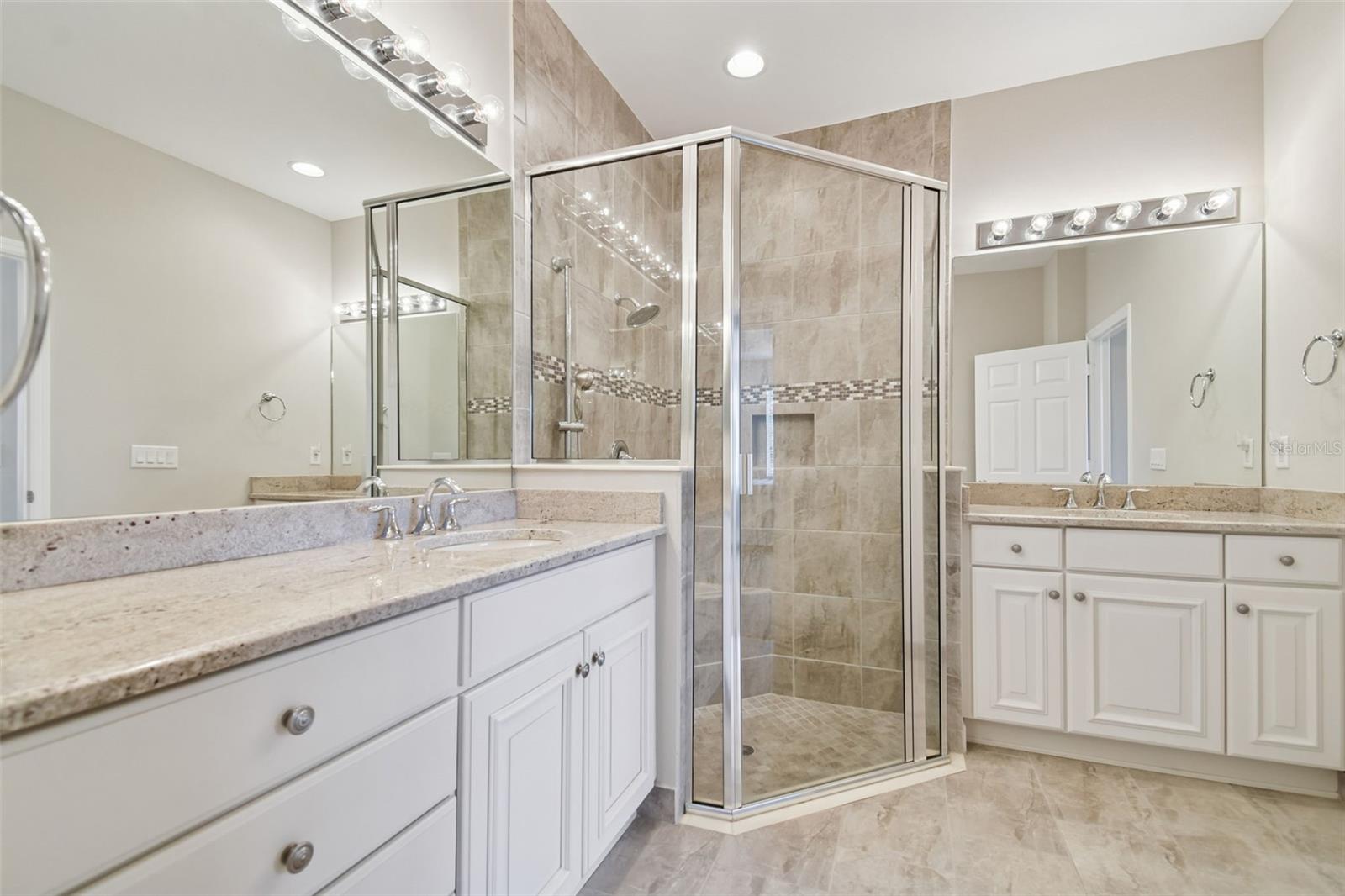 VALENCIA LAKES - Residential