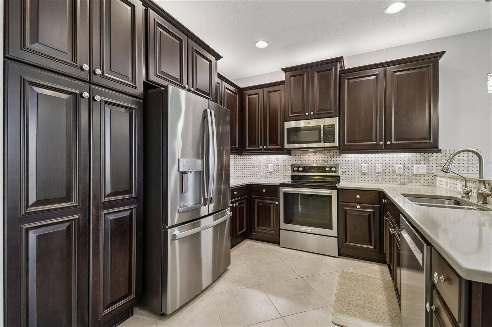 VALENCIA LAKES - Residential