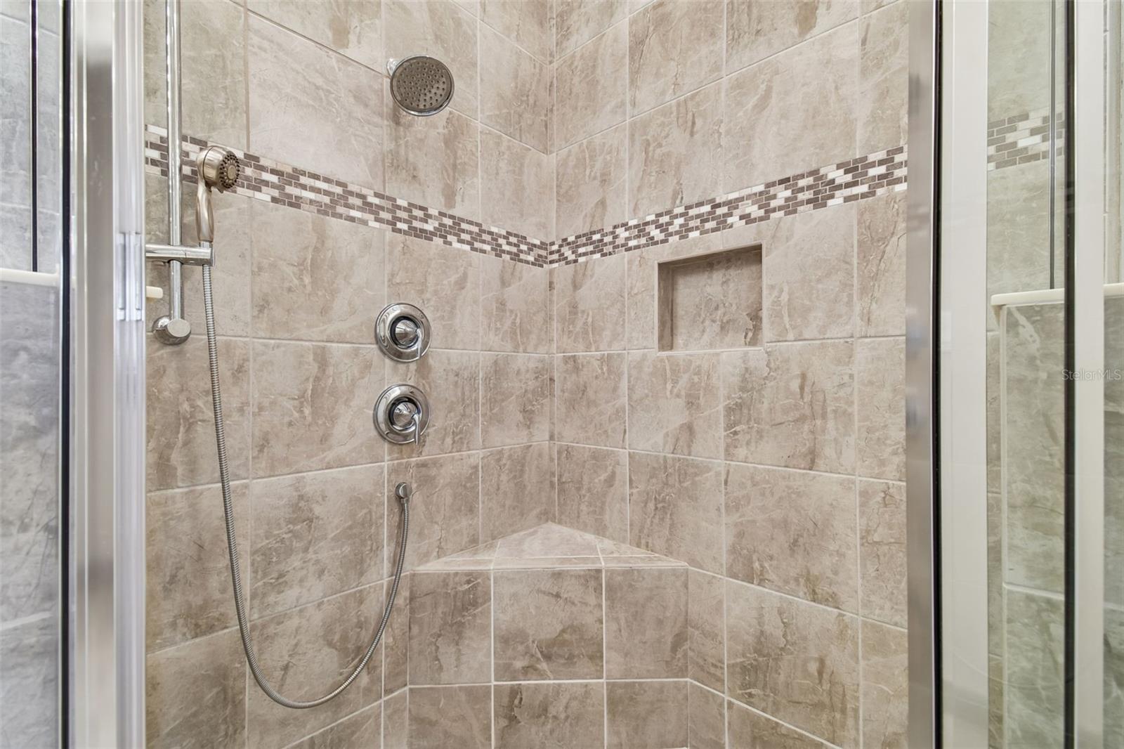 VALENCIA LAKES - Residential