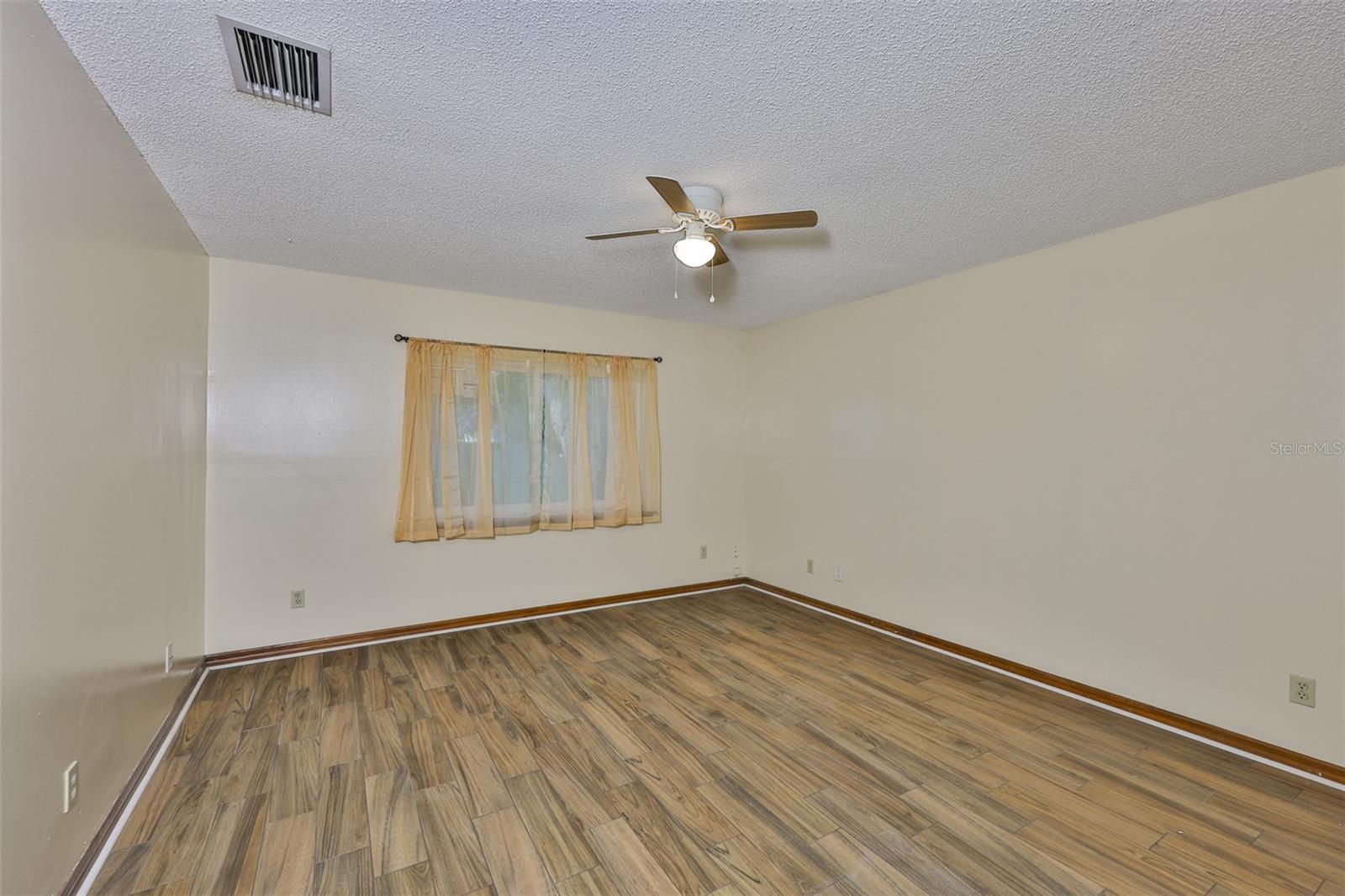 CASH ACRES UNIT NO 1 LOT 10 BLOCK 1 - Residential