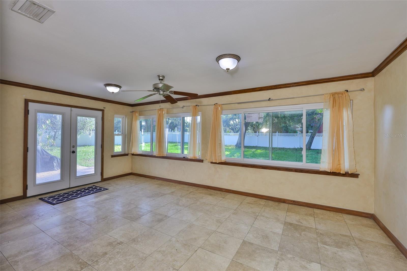 CASH ACRES UNIT NO 1 LOT 10 BLOCK 1 - Residential