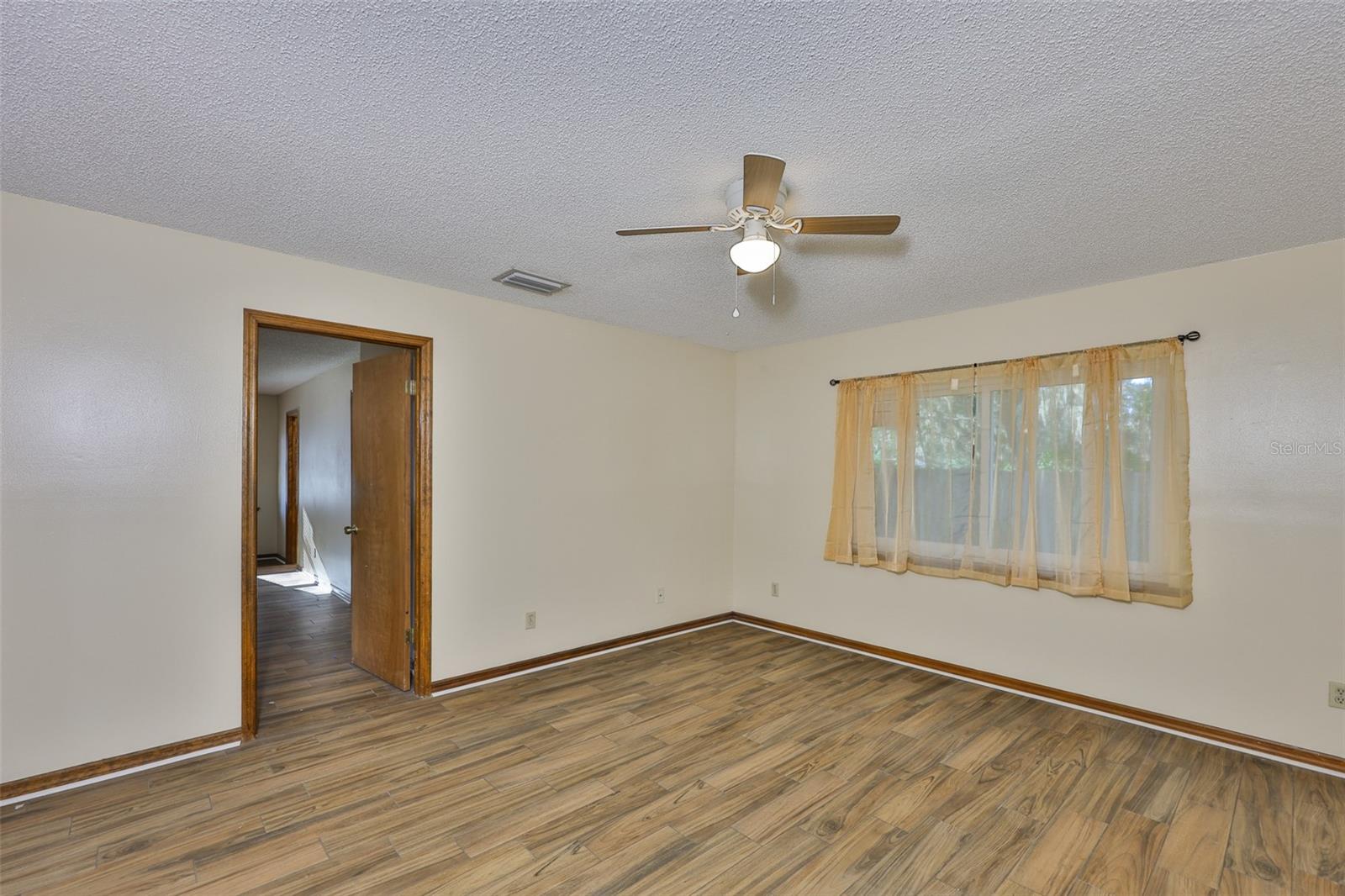 CASH ACRES UNIT NO 1 LOT 10 BLOCK 1 - Residential