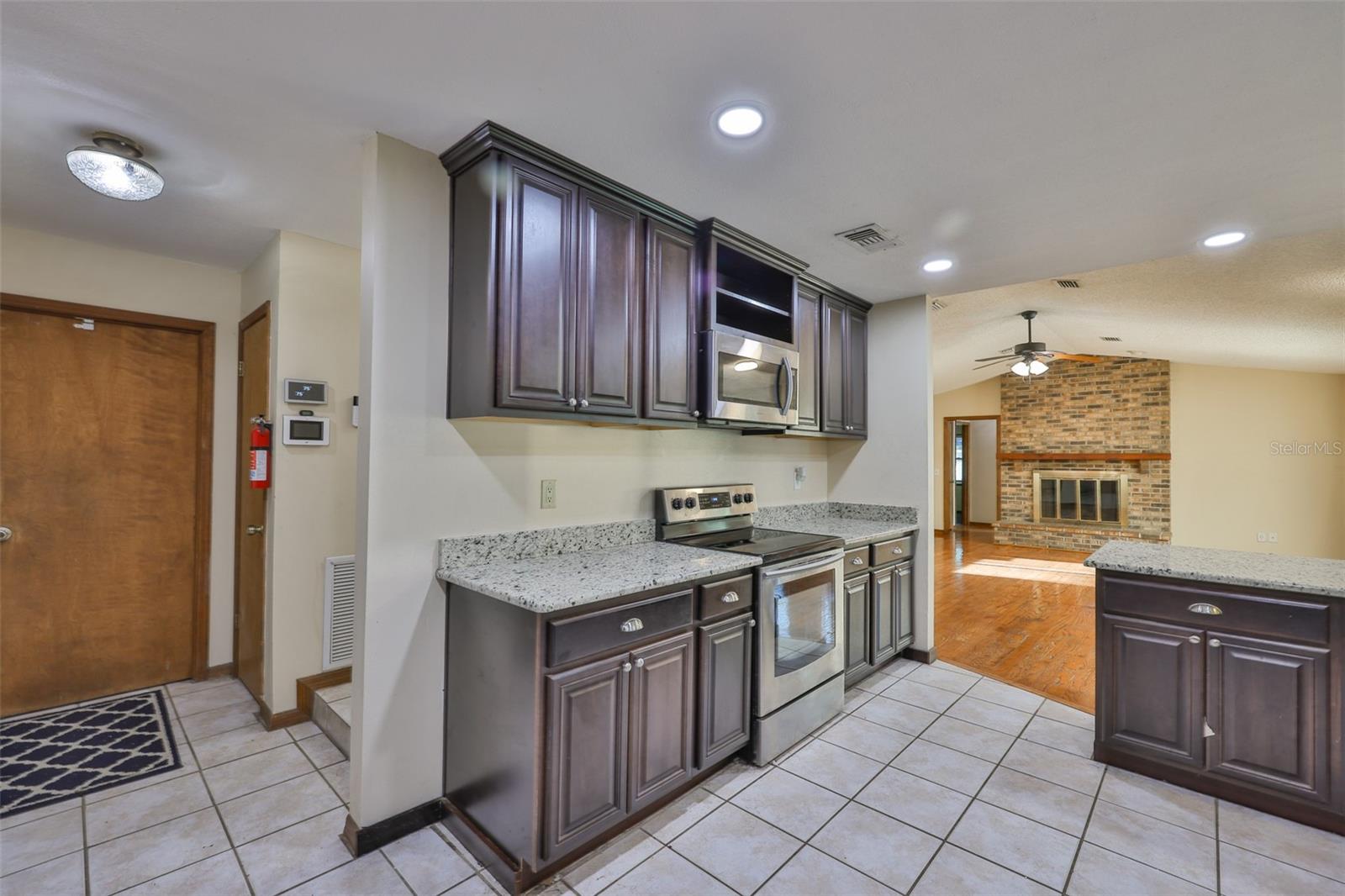 CASH ACRES UNIT NO 1 LOT 10 BLOCK 1 - Residential