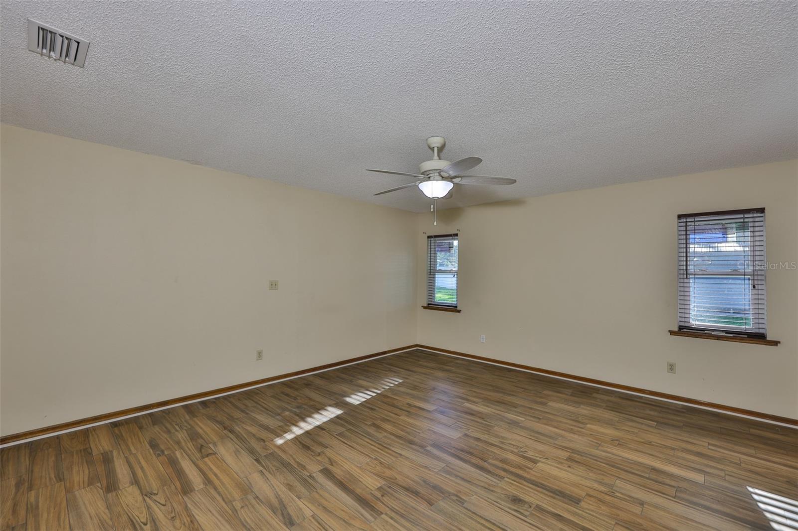 CASH ACRES UNIT NO 1 LOT 10 BLOCK 1 - Residential