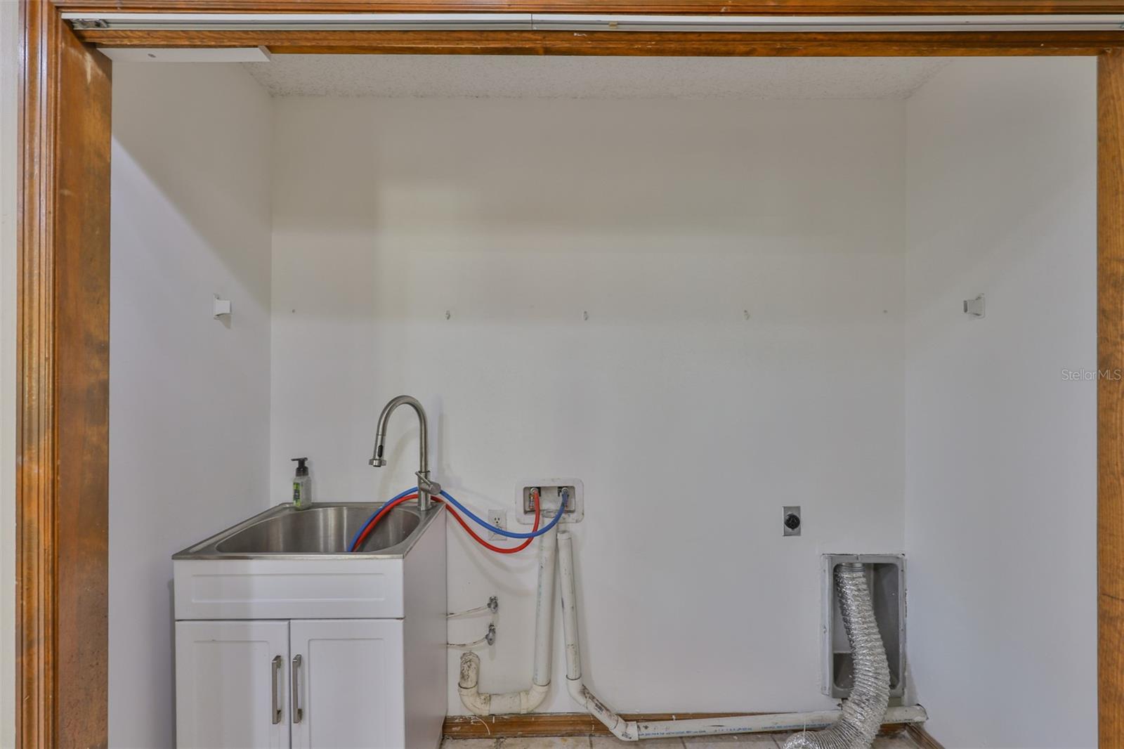 CASH ACRES UNIT NO 1 LOT 10 BLOCK 1 - Residential