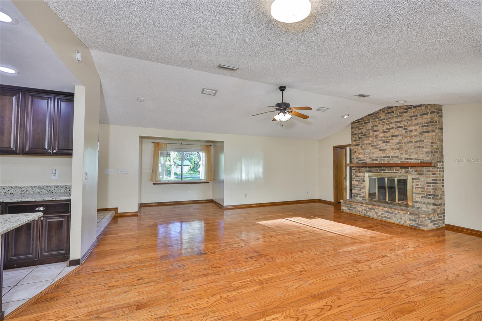 CASH ACRES UNIT NO 1 LOT 10 BLOCK 1 - Residential