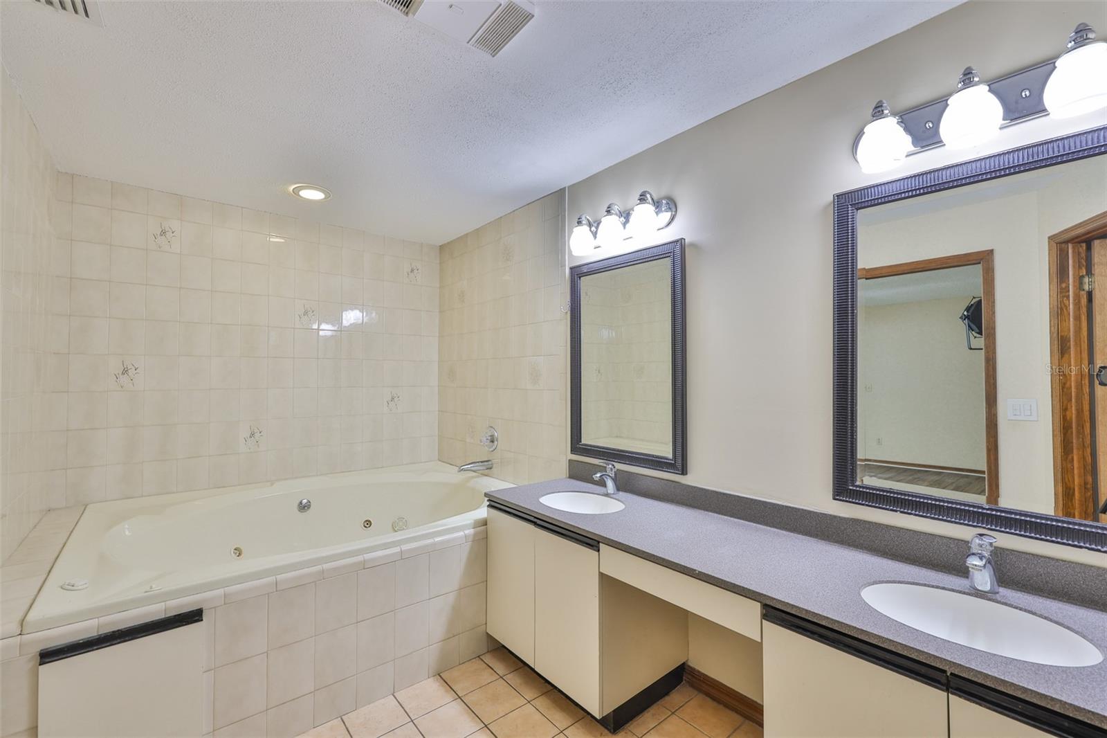 CASH ACRES UNIT NO 1 LOT 10 BLOCK 1 - Residential