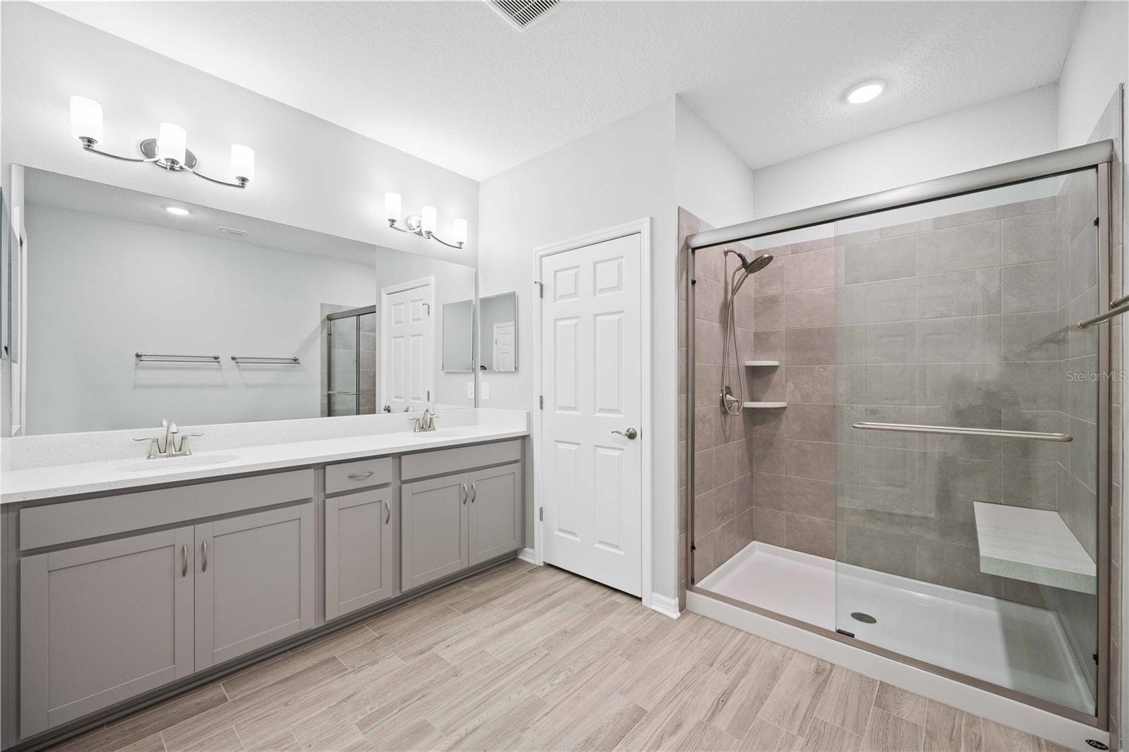 SIENNA PARK TWNHMS/UNIVERSITY - Residential Lease