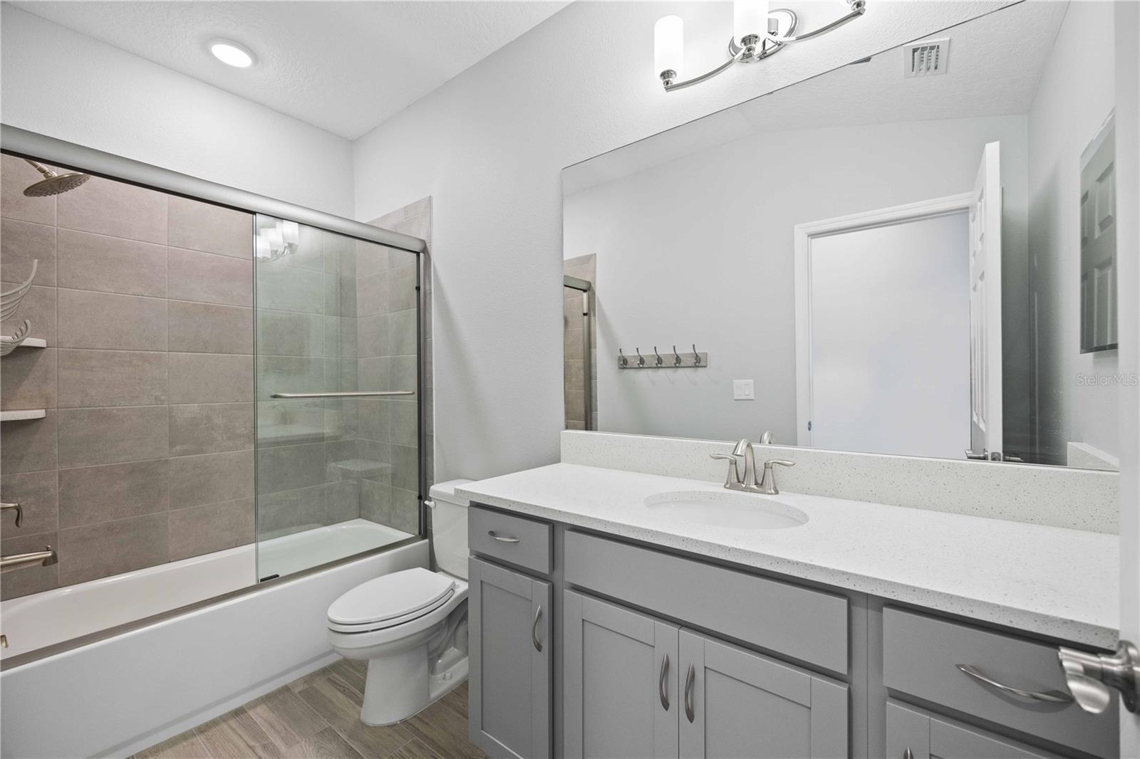 SIENNA PARK TWNHMS/UNIVERSITY - Residential Lease