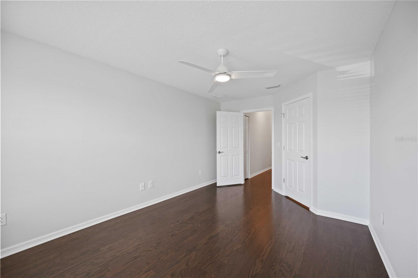 SIENNA PARK TWNHMS/UNIVERSITY - Residential Lease