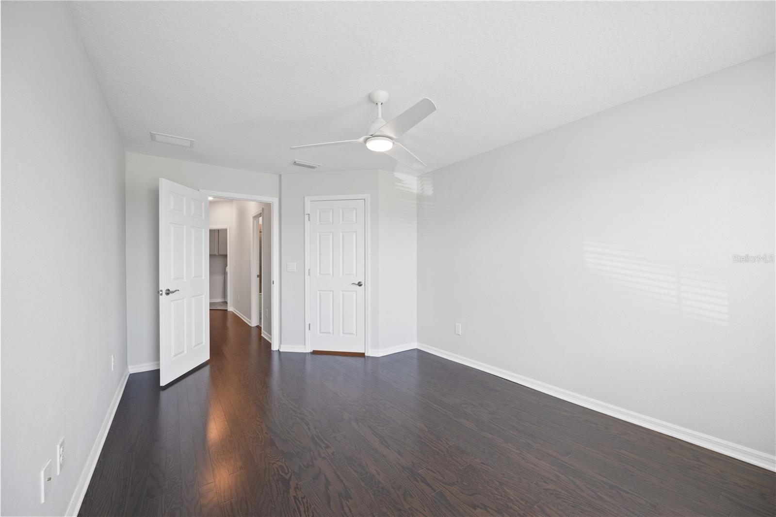 SIENNA PARK TWNHMS/UNIVERSITY - Residential Lease