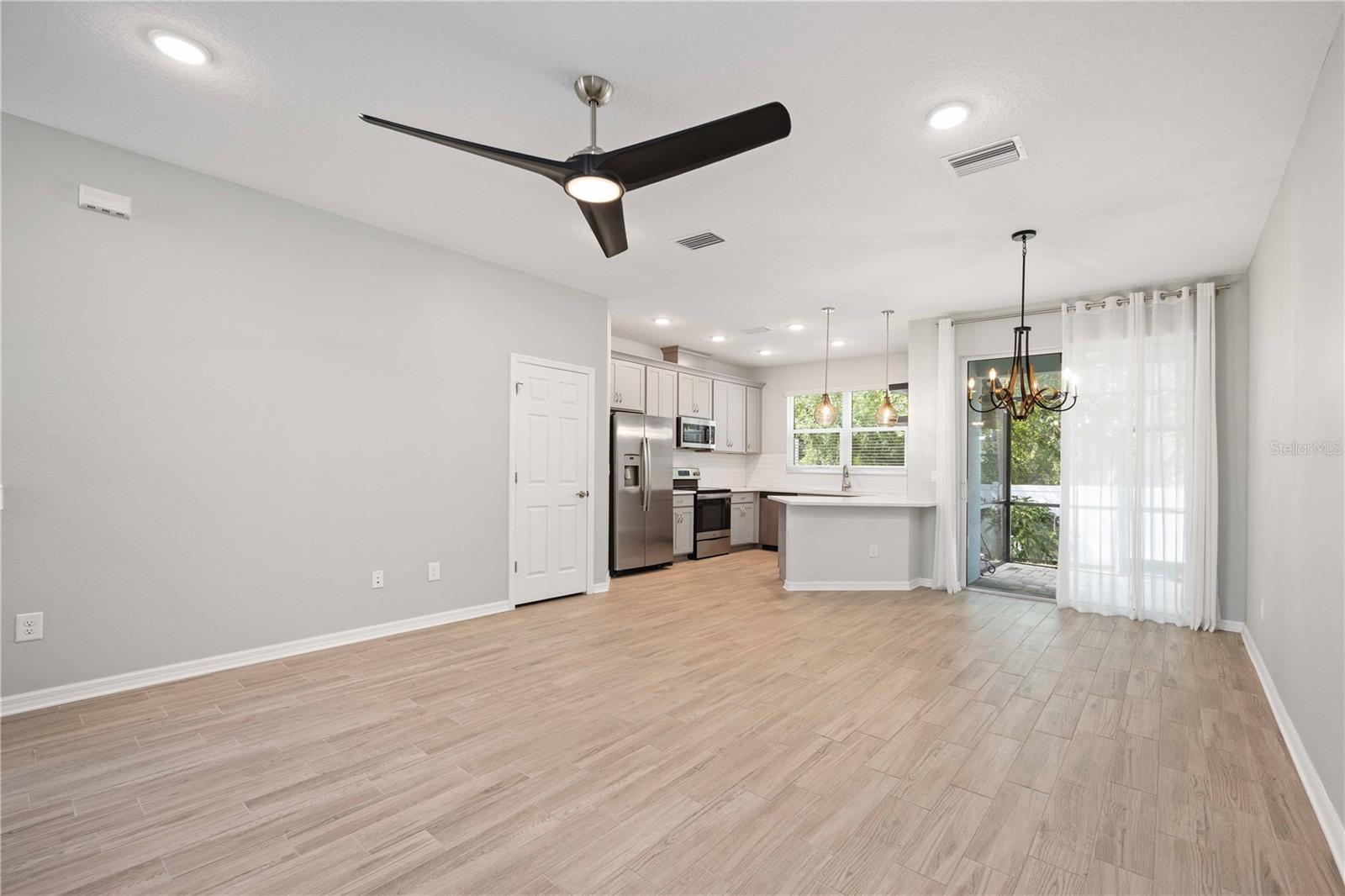SIENNA PARK TWNHMS/UNIVERSITY - Residential Lease