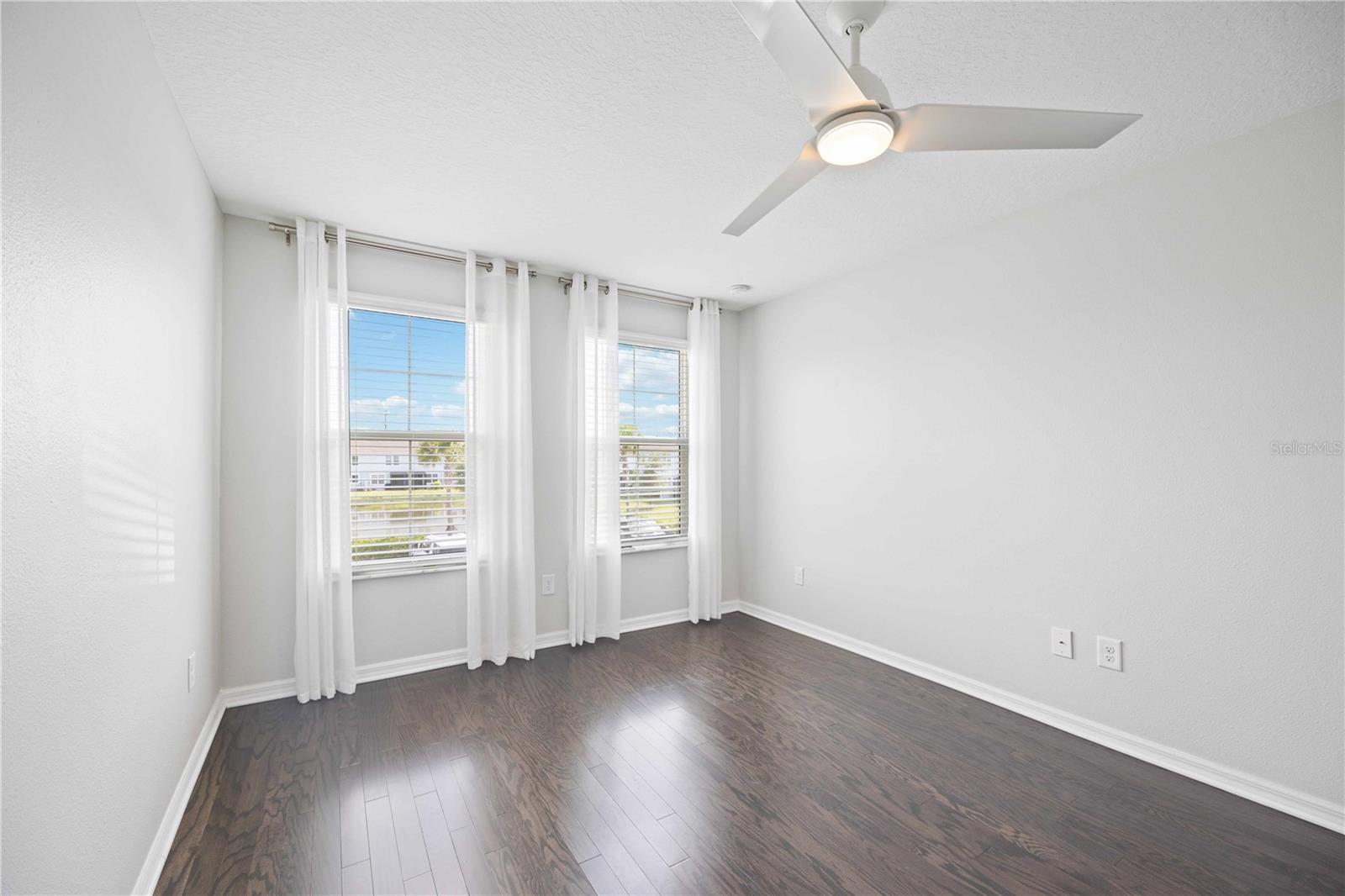 SIENNA PARK TWNHMS/UNIVERSITY - Residential Lease