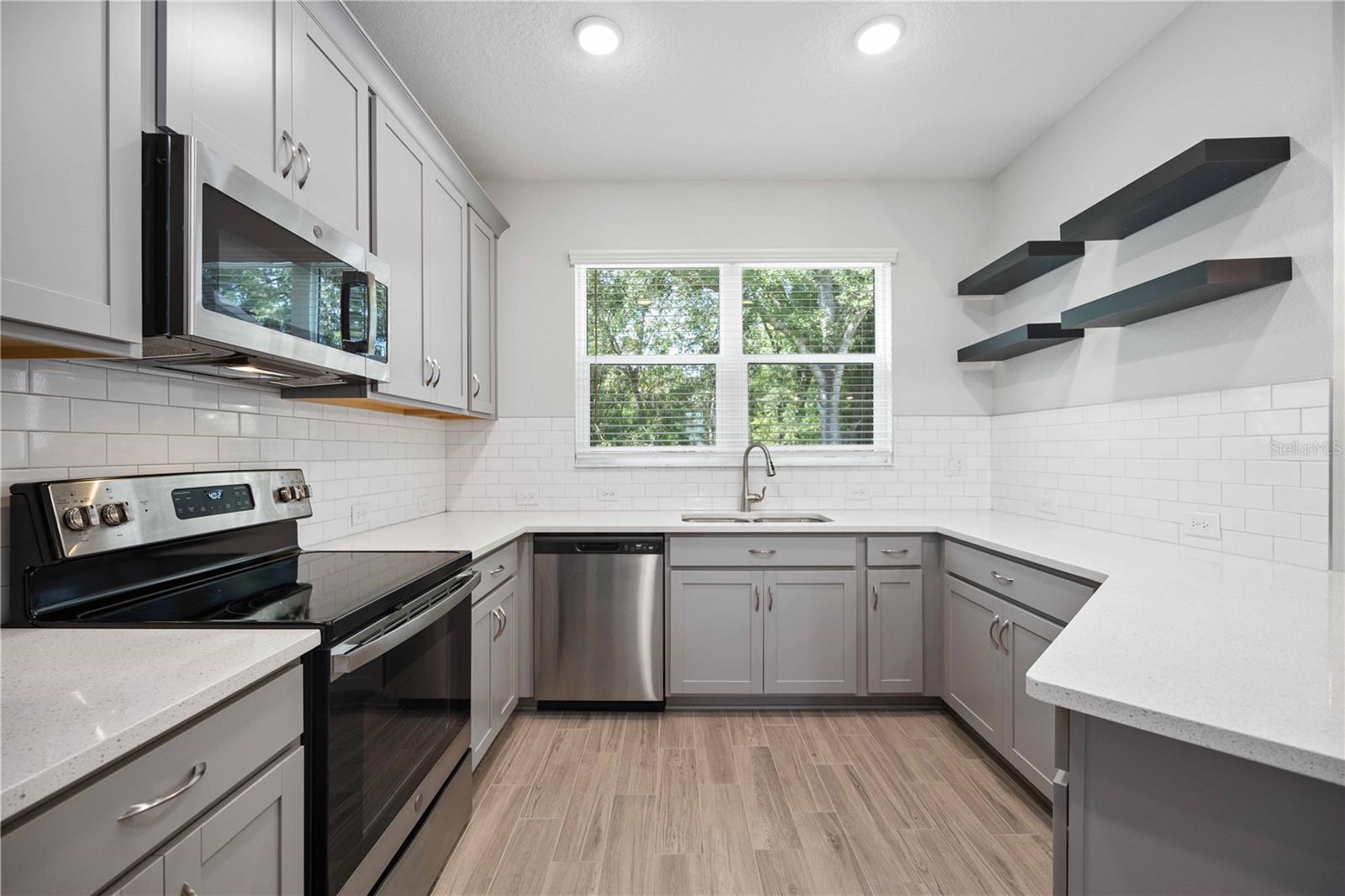 SIENNA PARK TWNHMS/UNIVERSITY - Residential Lease