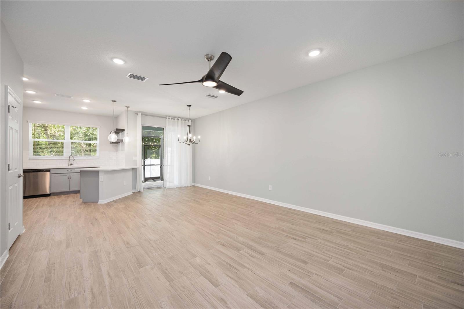 SIENNA PARK TWNHMS/UNIVERSITY - Residential Lease