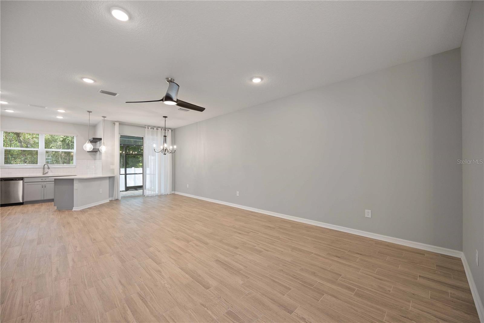 SIENNA PARK TWNHMS/UNIVERSITY - Residential Lease