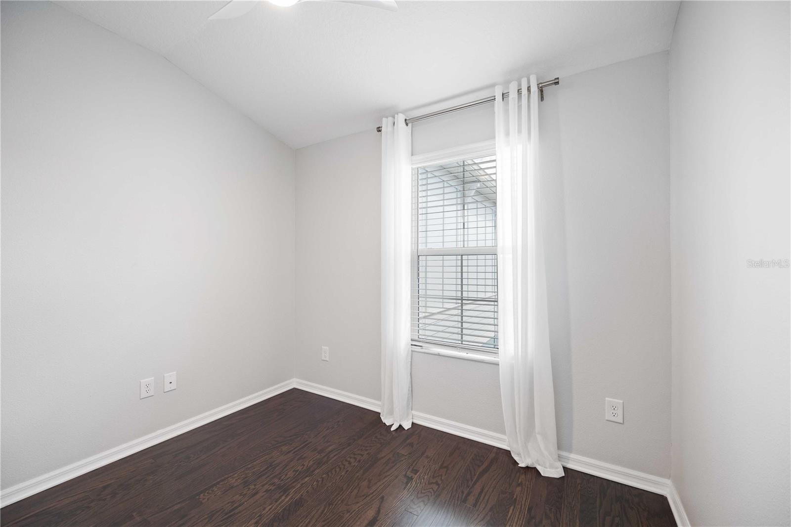 SIENNA PARK TWNHMS/UNIVERSITY - Residential Lease