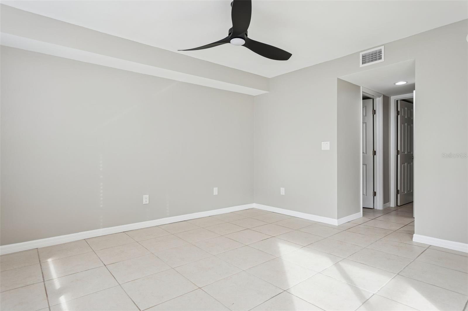 RIVER OAKS CONDO IV - Residential Lease