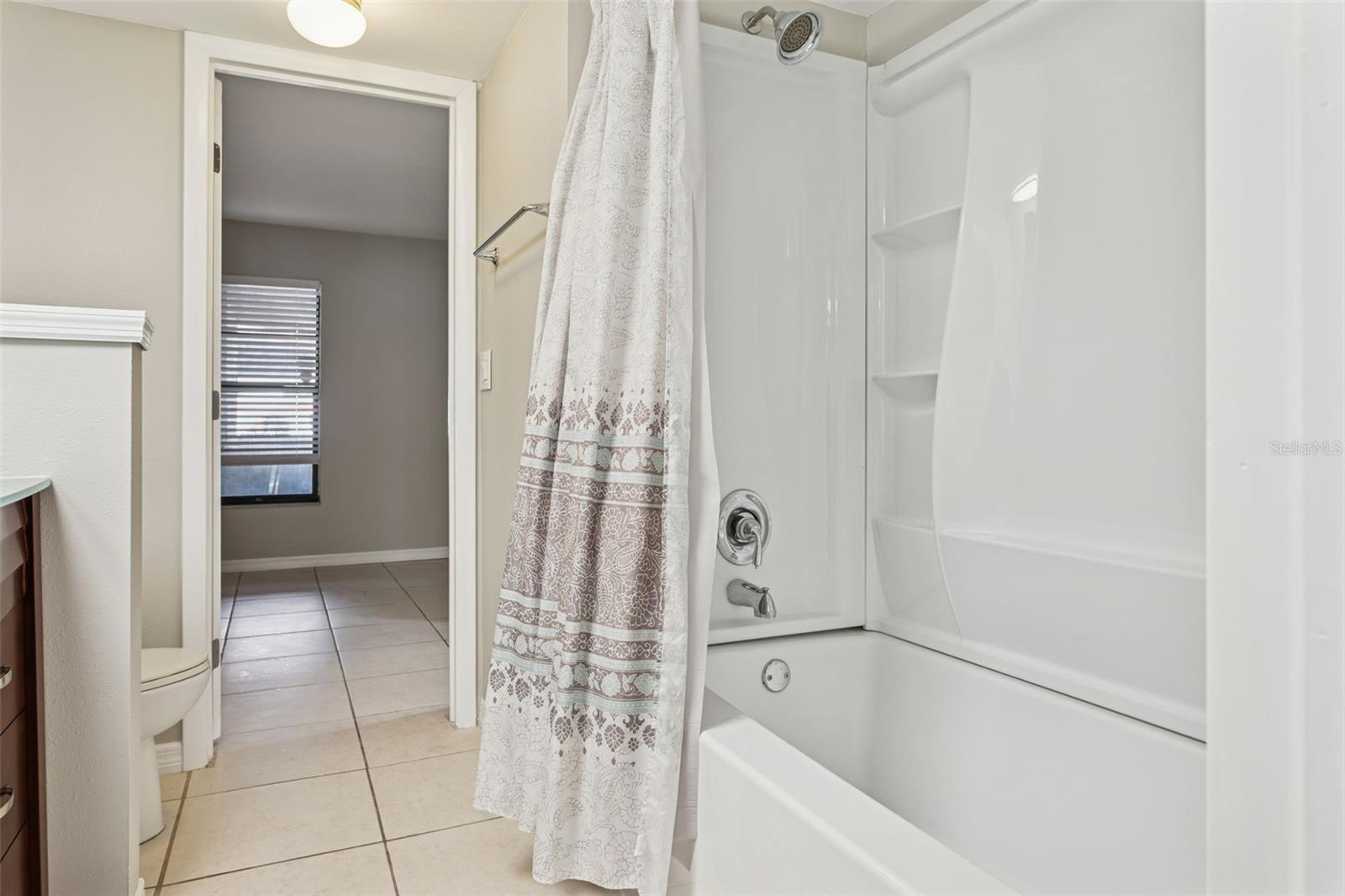 RIVER OAKS CONDO IV - Residential Lease