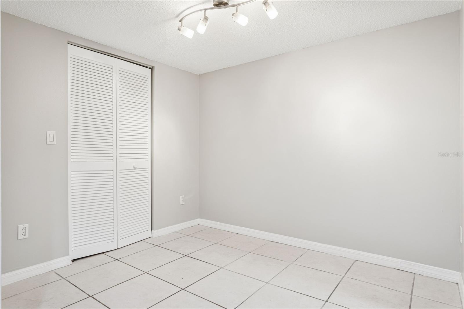 RIVER OAKS CONDO IV - Residential Lease