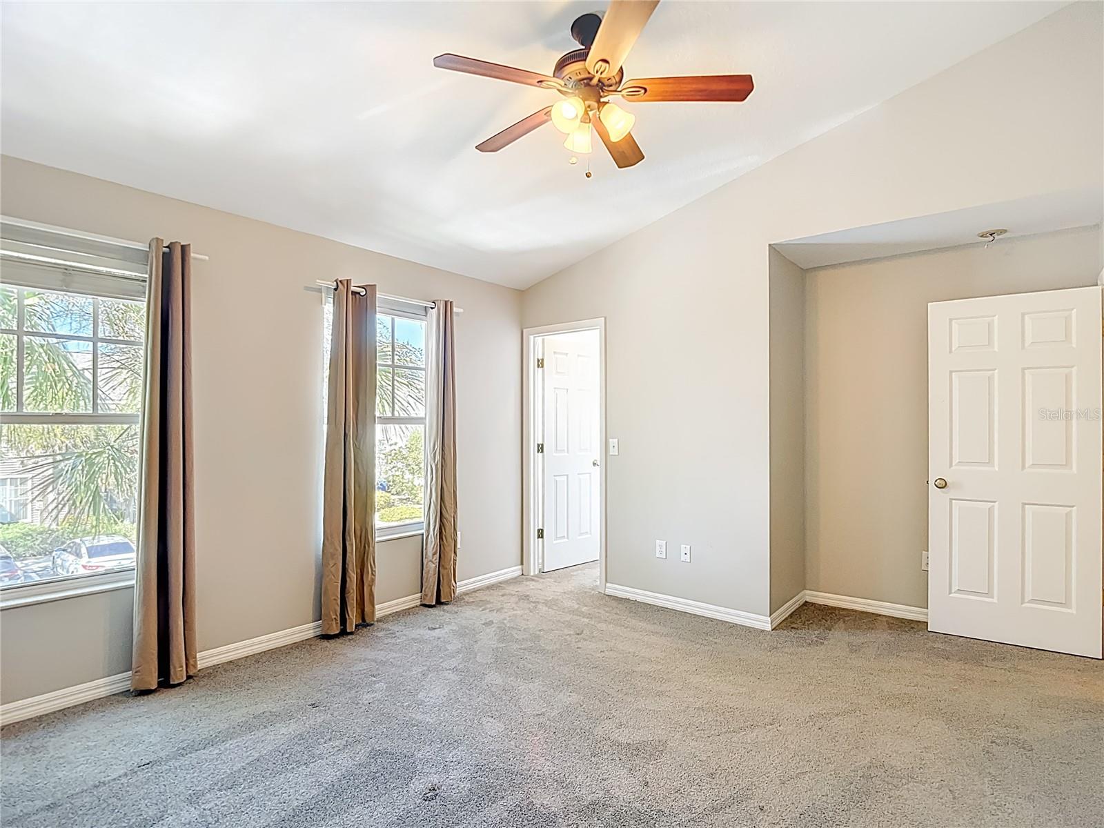 COUNTRY CHASE - Residential