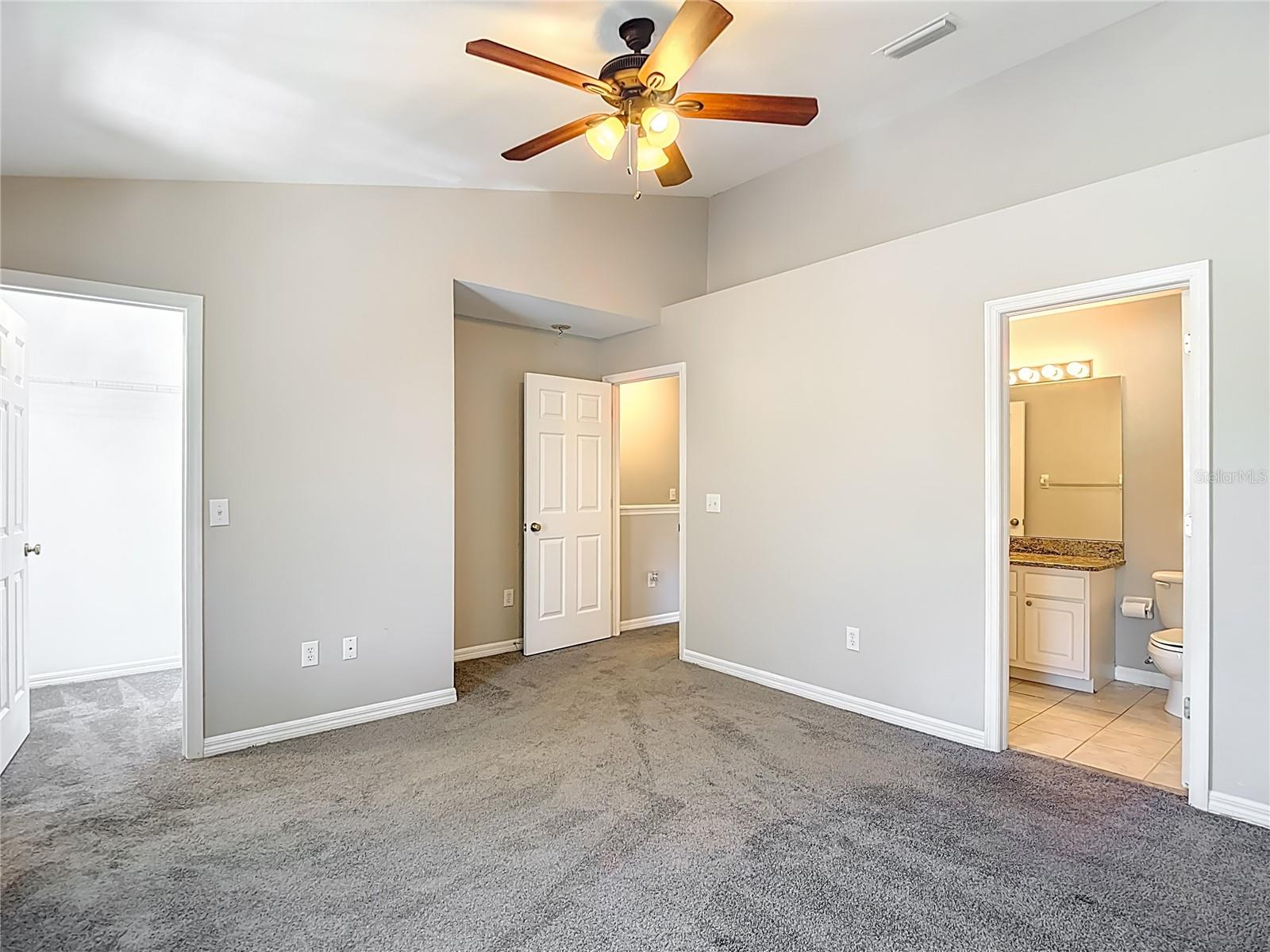 COUNTRY CHASE - Residential