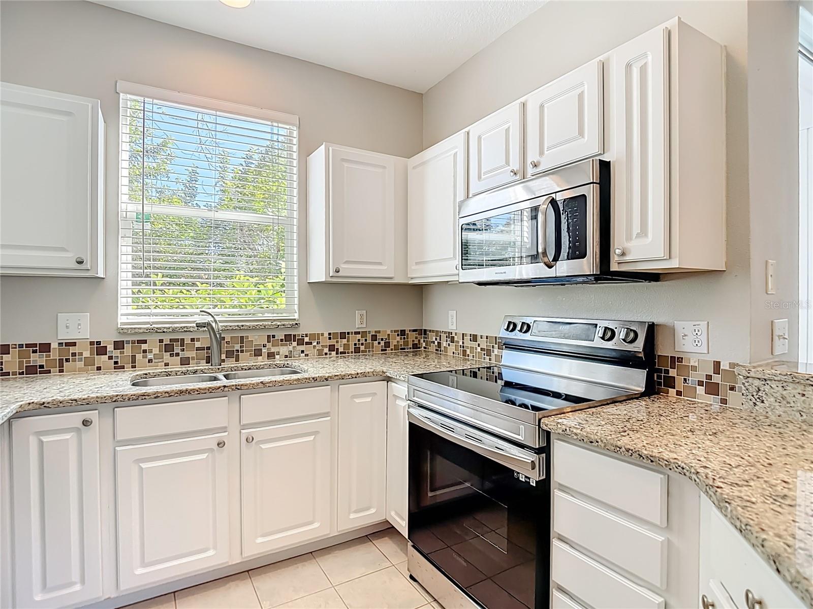 COUNTRY CHASE - Residential