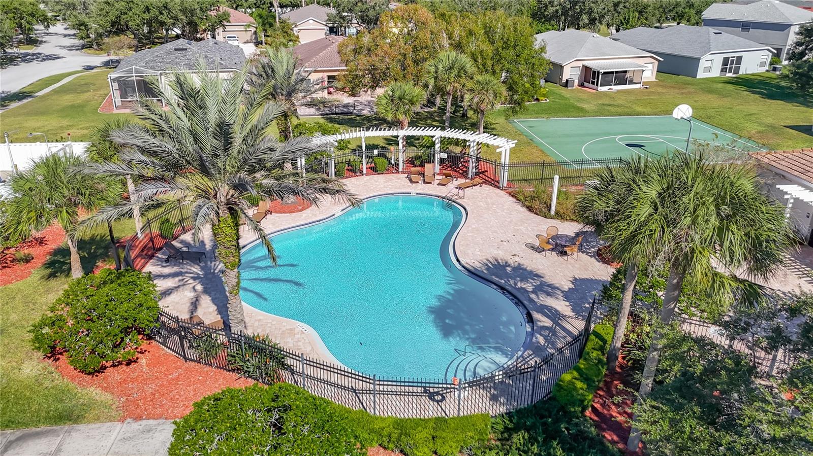 COUNTRY CHASE - Residential