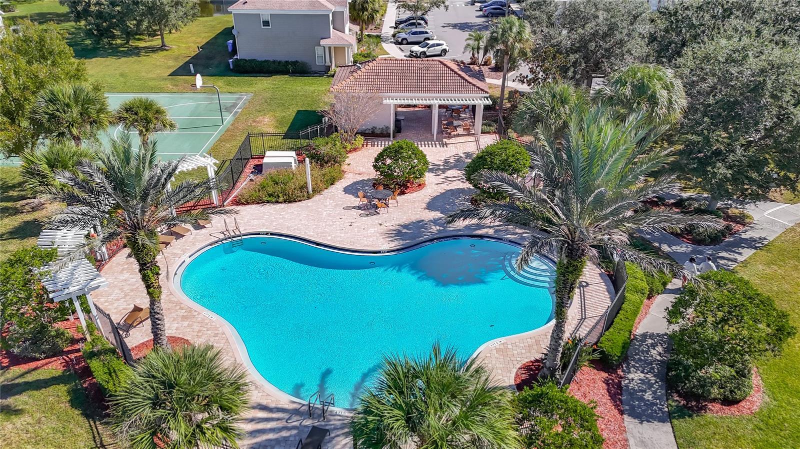 COUNTRY CHASE - Residential