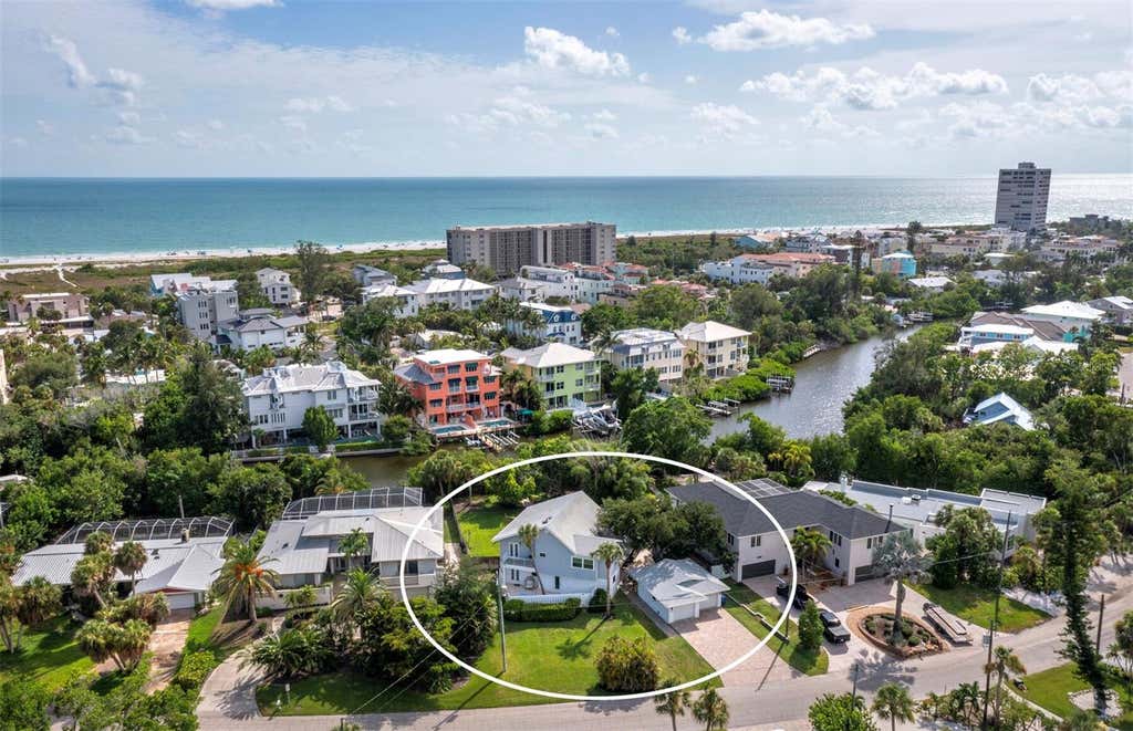 Photo of 430 Island Circle, Sarasota, FL 34242 (MLS # A4700263)