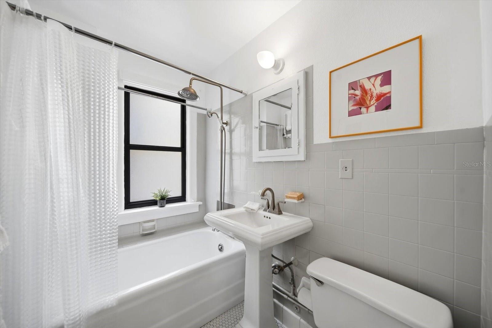 FLORI DE LEAON APTS CO-OP - Residential