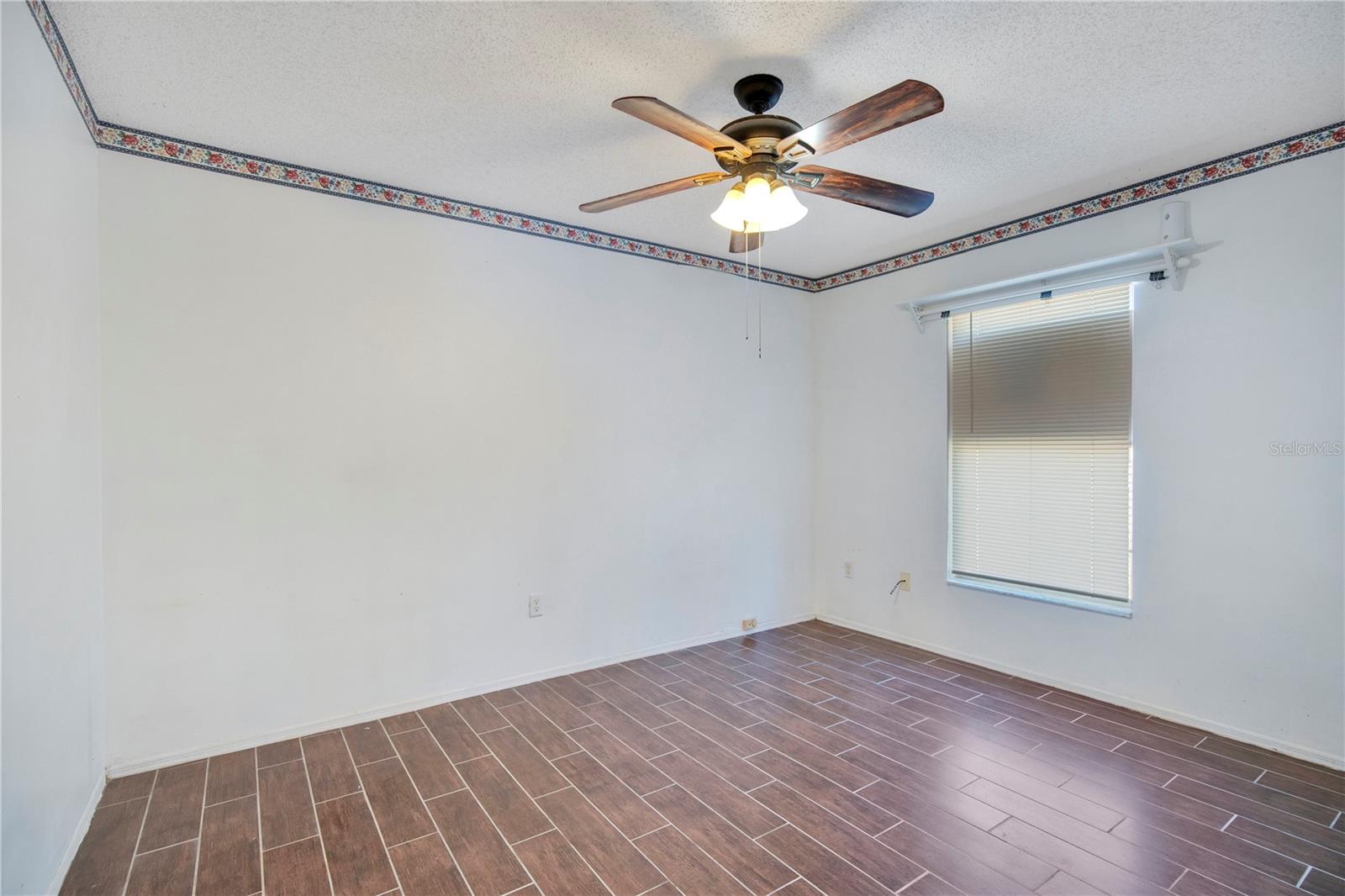 LONG LAKE SHORES - Residential