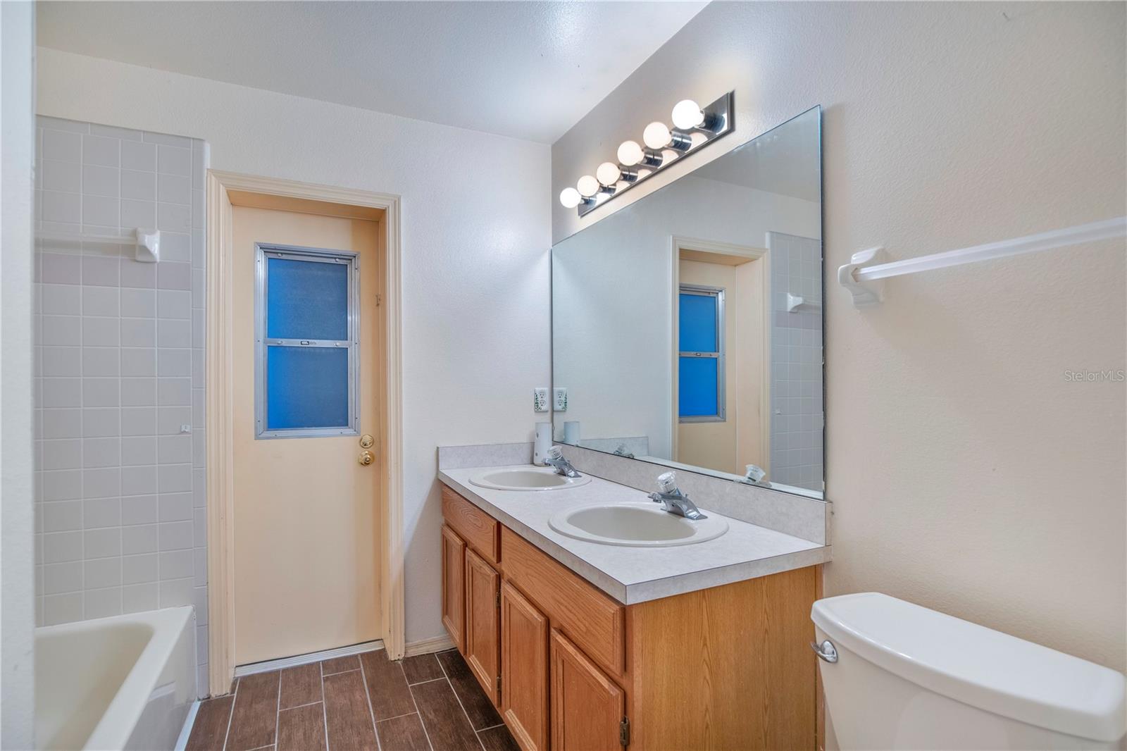 LONG LAKE SHORES - Residential