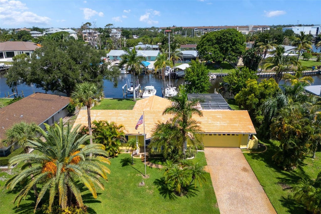 Photo of 133 Holly Avenue, Sarasota, FL 34243 (MLS # A4704804)