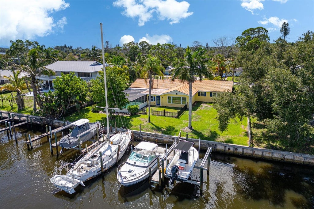 Photo of 133 Holly Avenue, Sarasota, FL 34243 (MLS # A4704804)