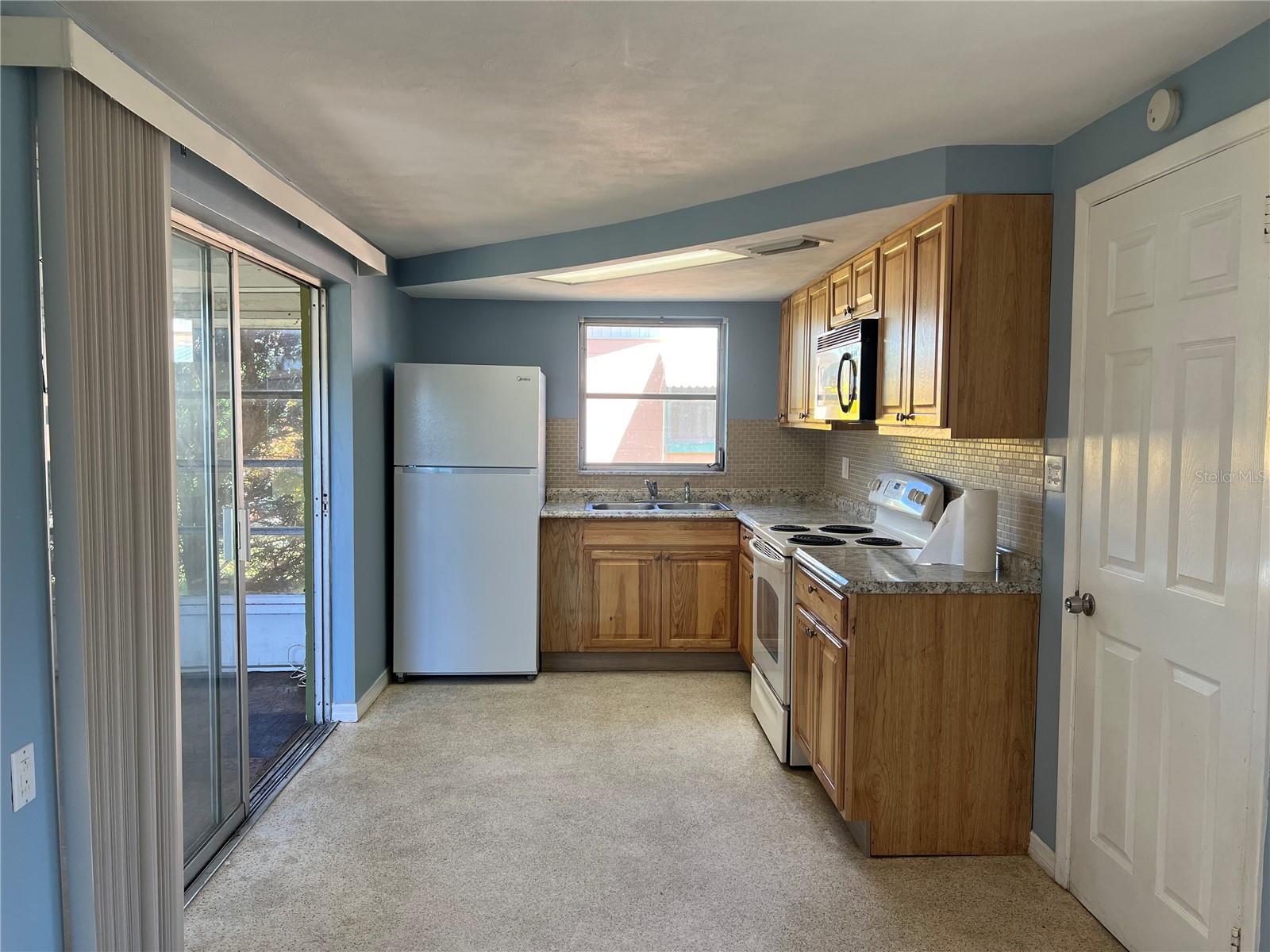 COUNTRY ESTATES - Residential Lease