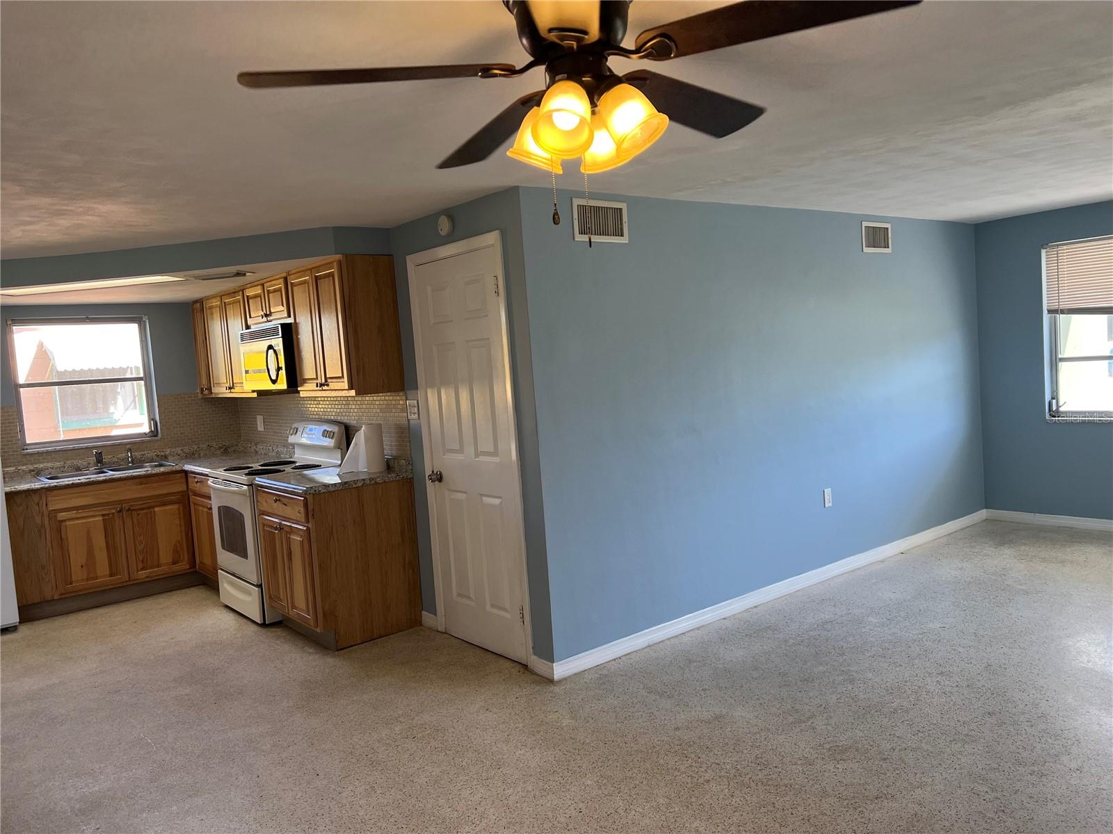 COUNTRY ESTATES - Residential Lease