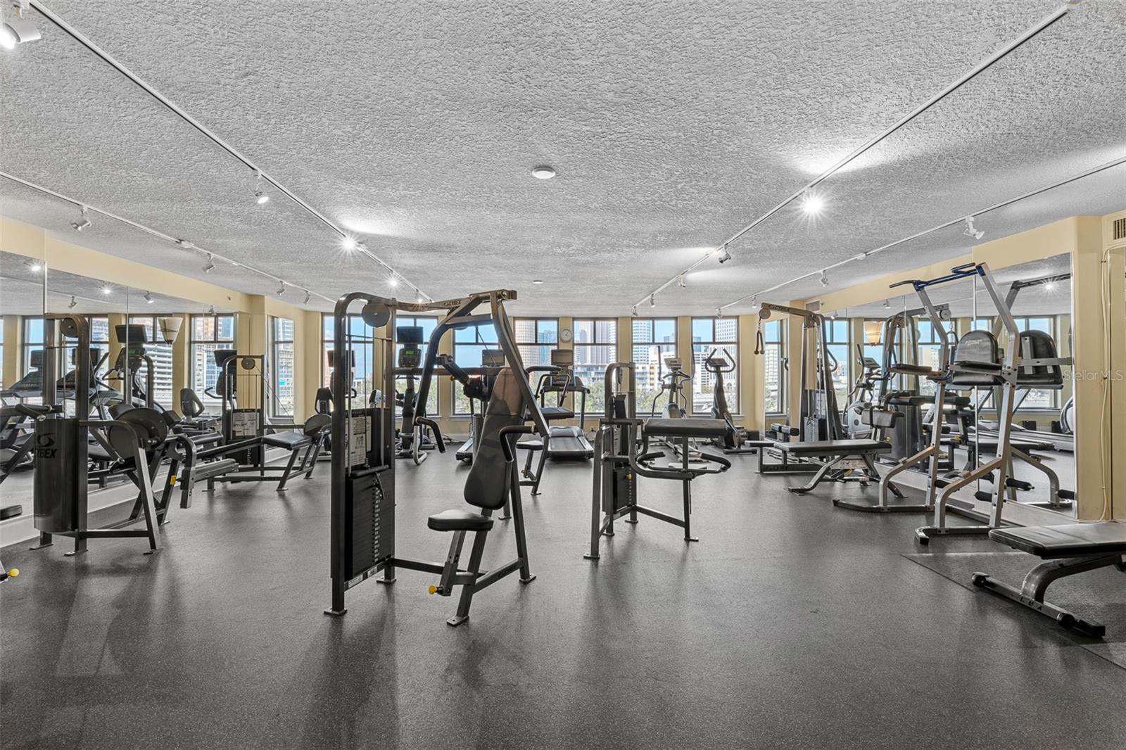 THE PARKSIDE OF ONE BAYSHORE - Residential