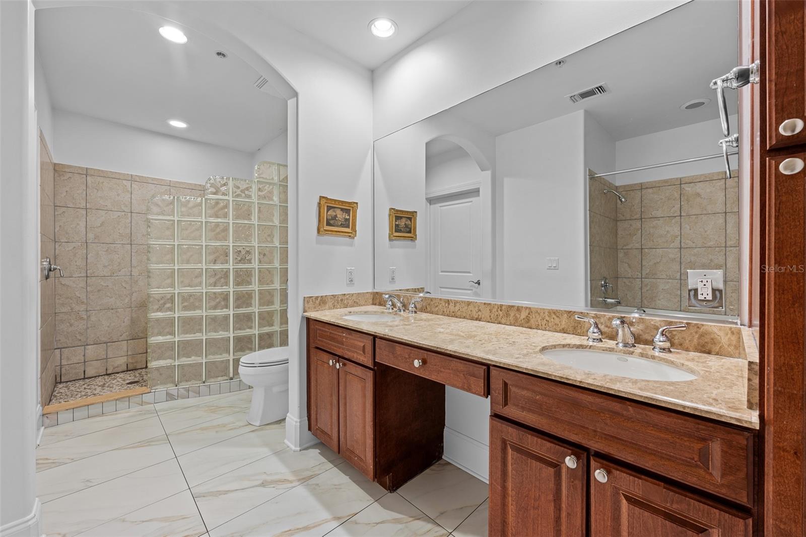 THE PARKSIDE OF ONE BAYSHORE - Residential